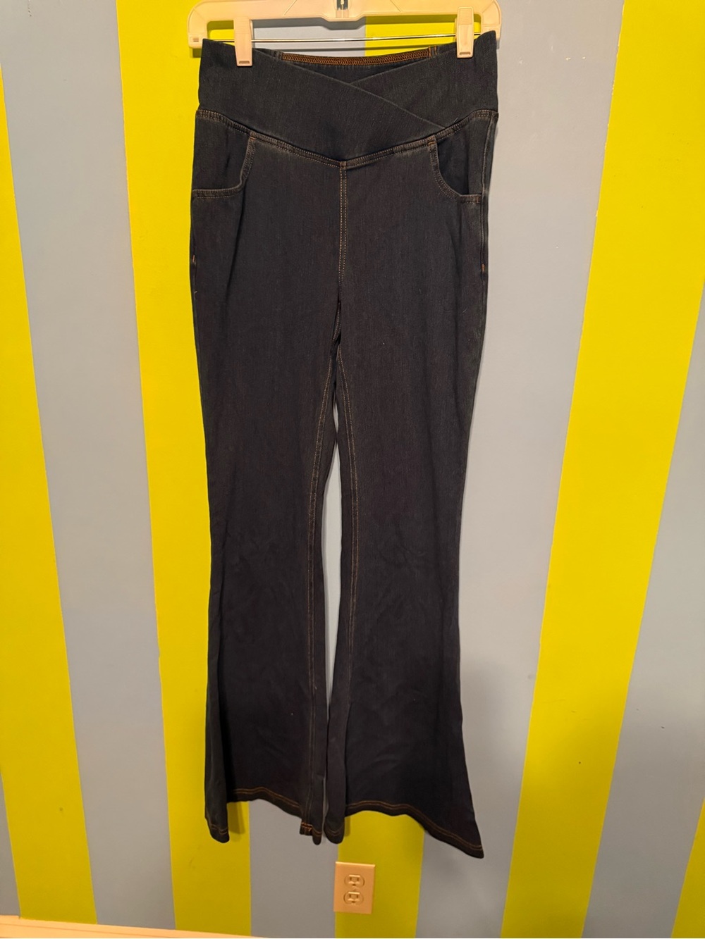 Halara Women’s Black Pull-On Flare stretch Jeans size medium tall